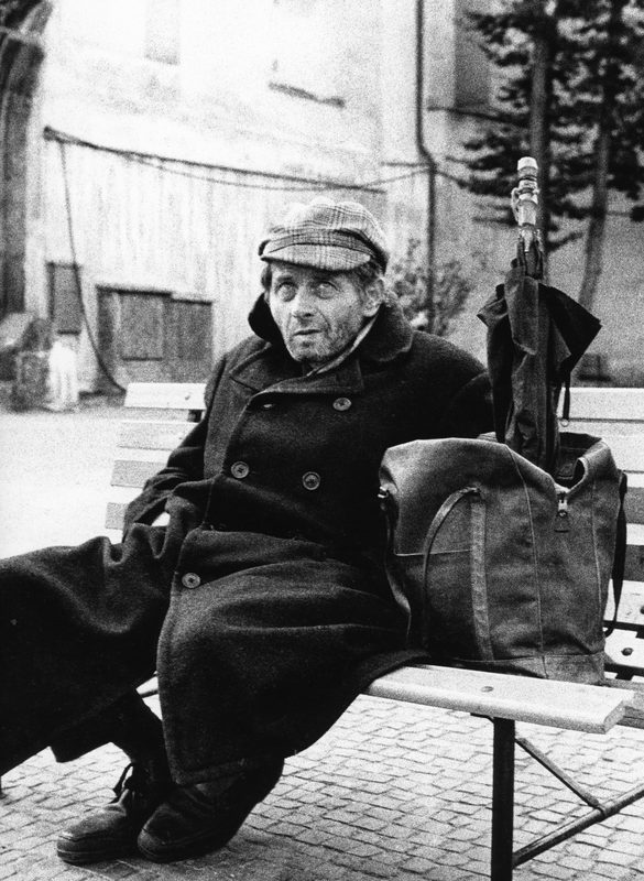 Opouštěná městská ulička v jemném ranním oparu