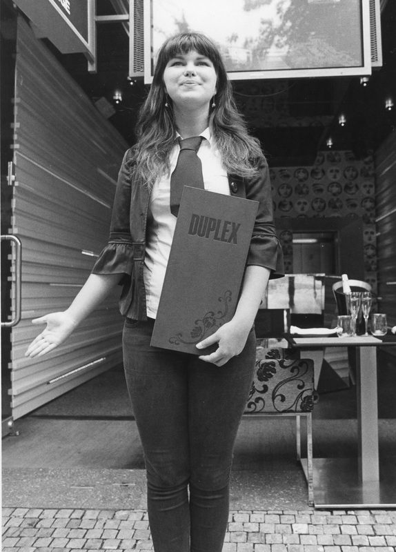 Portrét staršího továrního dělníka s hlubokými vráskami